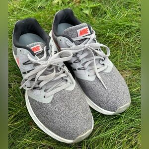 NIKE Run Swift Tennis Shoes Women’s Size 8 Medium (B) Width Gray/Pink